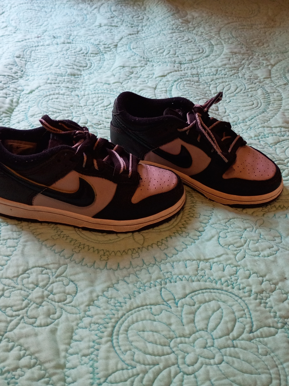 Nike Kids Low-Top Sneakers in Black and Pink